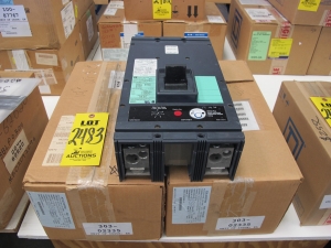 LOT (2) BREAKERS, CIRCUIT TYPE, 400 AMP RATING, 250VDC VOLT RATING, 2 POLE, MOLDED CASE KIND. COMPLETE PART NUMBER LCL2400FM+A4LCL400+(4)T401LA, PART # LCL2400FM (W-44) LOADING & HANDLING FEE $5-